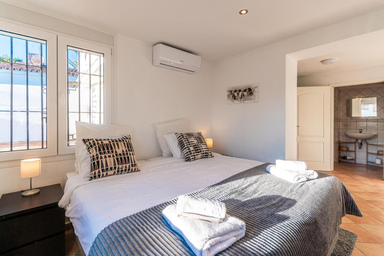 In The Second Line, Modern Beachfront Holiday Home In Costabella, Марбеля Екстериор снимка